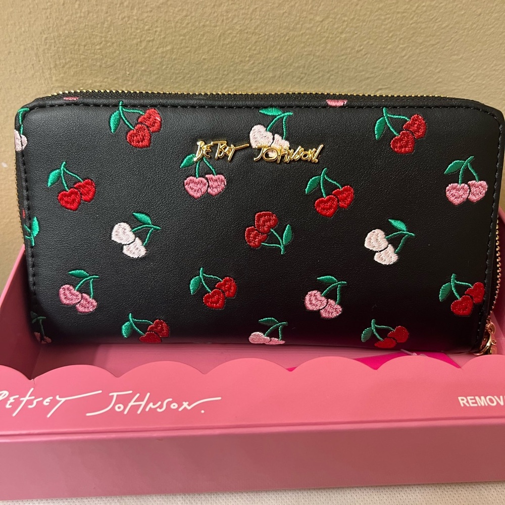 Betsey Johnson Large Travel clutch / Wristlet NWT - Picture 8 of 8